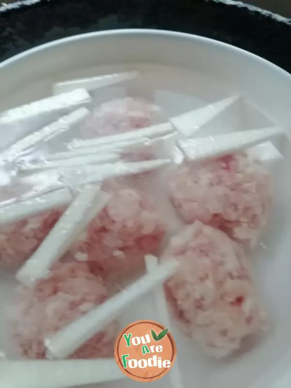 Pork balls and radish soup