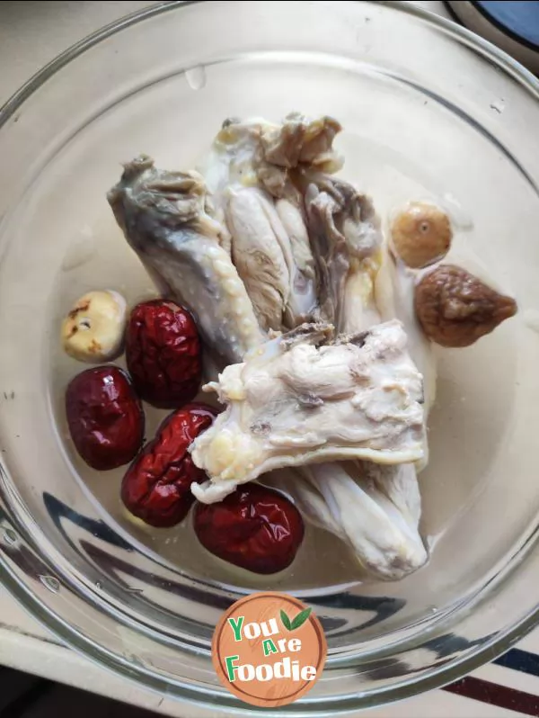 Stewed chicken with figs and dates