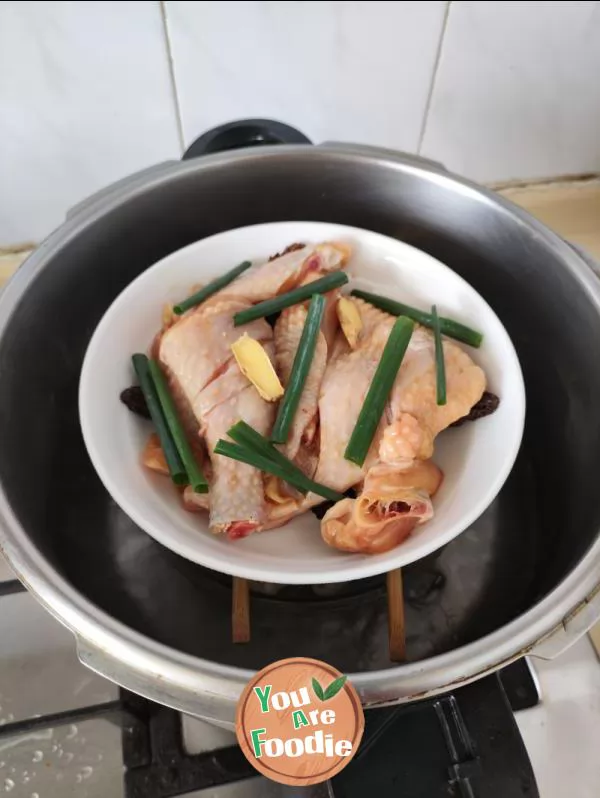 Stewed chicken with figs and dates