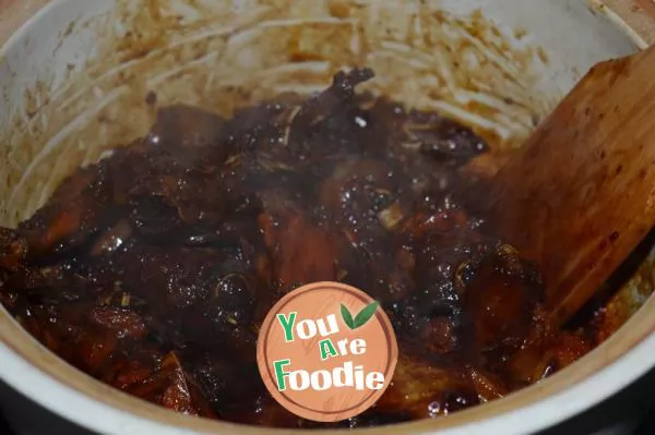 Braised chicken in casserole