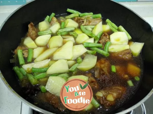 Stewed spare ribs with potatoes and beans