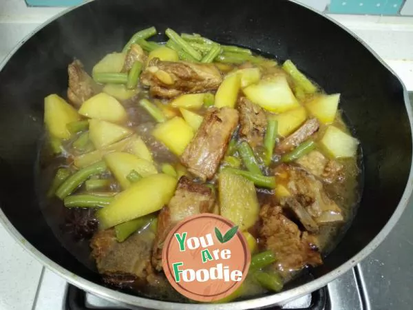 Stewed spare ribs with potatoes and beans