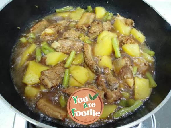 Stewed spare ribs with potatoes and beans