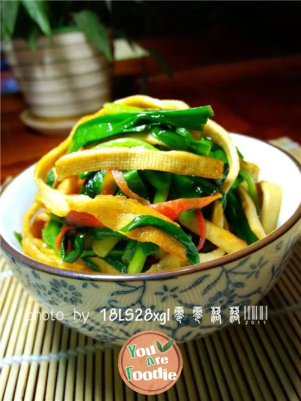 Home cooked dish: fried bean skin with leeks
