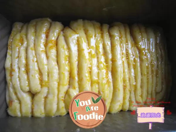 Lemon flavored hand shredded bread