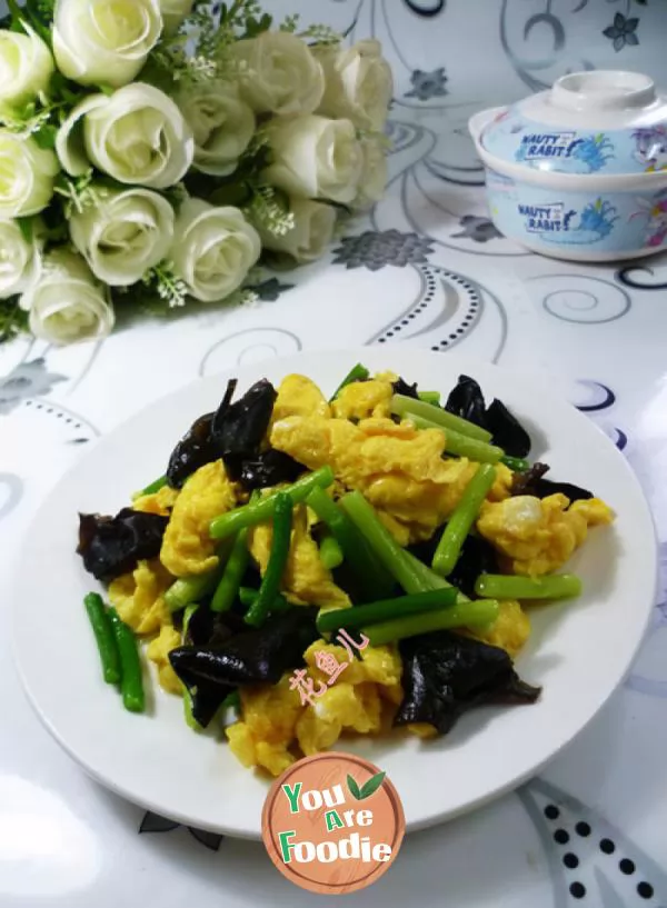 Fried egg with black fungus and garlic