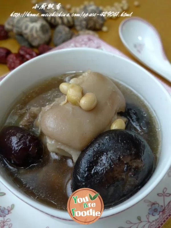 [stewed-pig's-feet-with-mushrooms-and-soybeans]-Invigorating-Qi,-spleen-and-bones