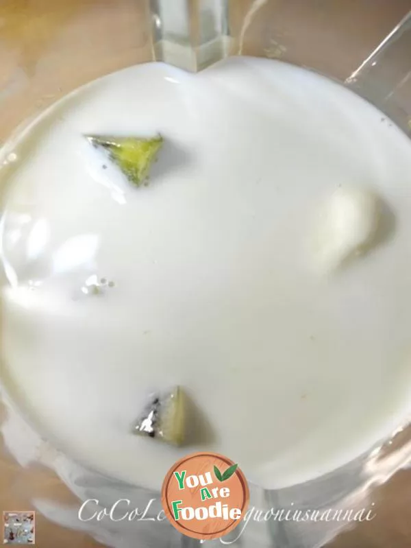 Green kiwi beef yogurt