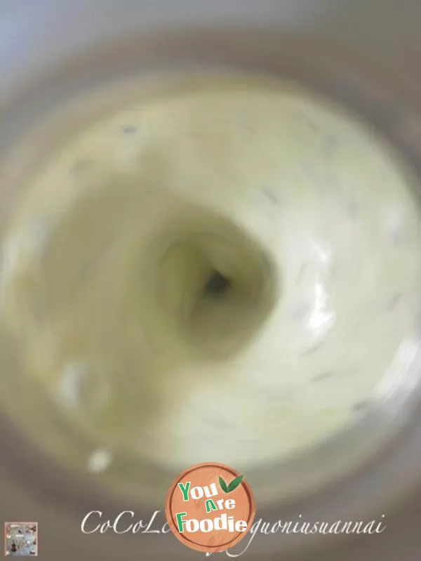 Green kiwi beef yogurt