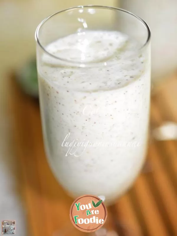 Green kiwi beef yogurt
