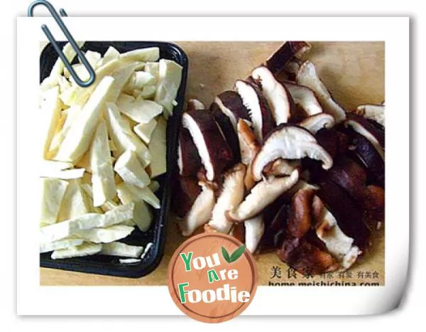 Braised bamboo shoots with mushrooms