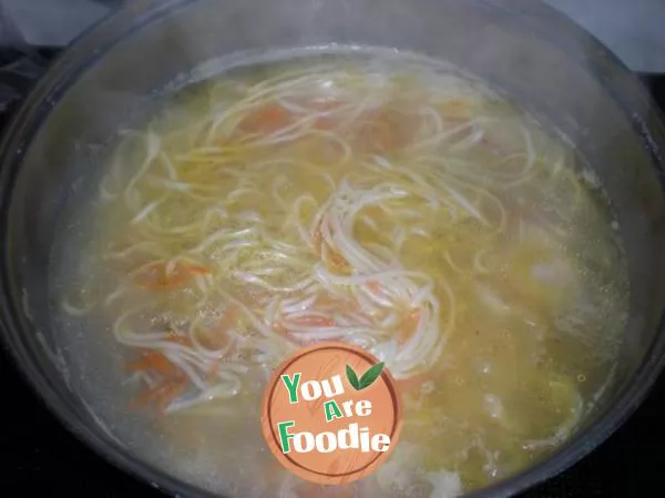 Noodles with pork ribs and carrots