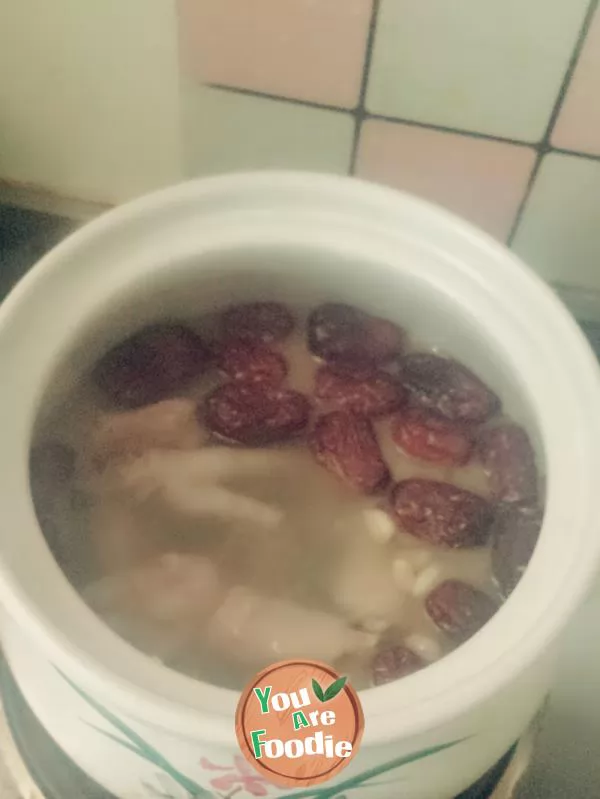 Jujube peanut chicken feet soup