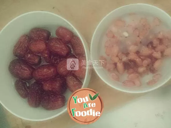Jujube peanut chicken feet soup