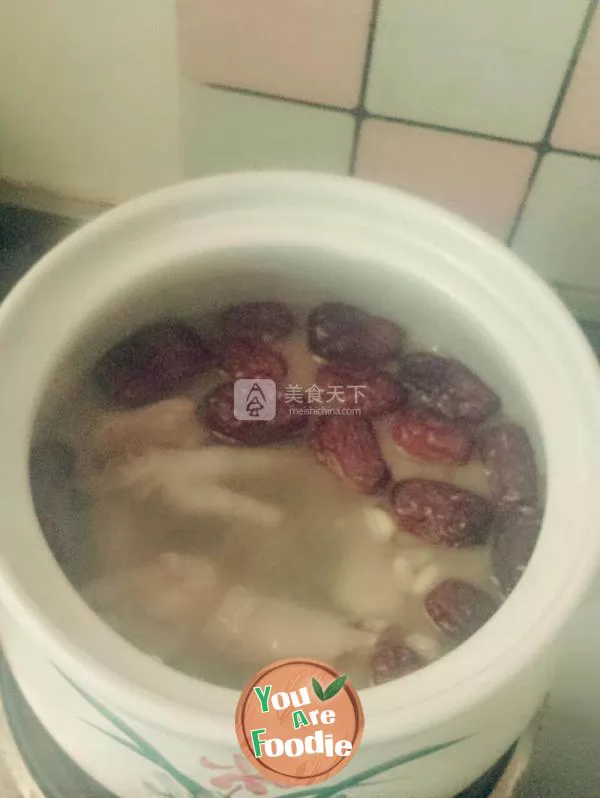 Jujube peanut chicken feet soup