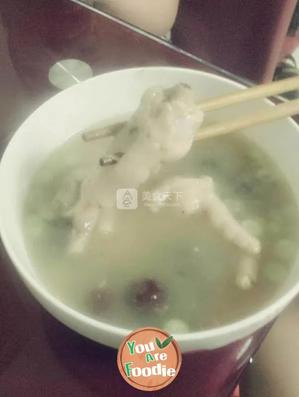 Jujube peanut chicken feet soup