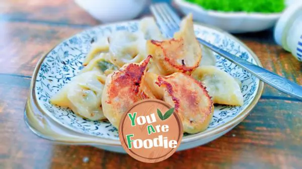 Fried dumplings with leek and meat