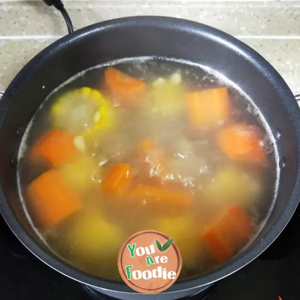 Corn, carrot and pork bone soup