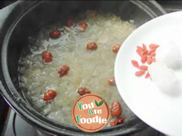 Beauty care -- rock sugar tremella lotus seed soup