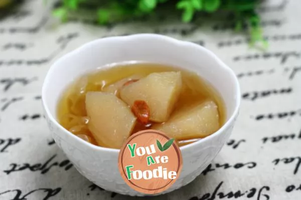 Crystal sugar pear tremella soup for relieving cough and moistening lung