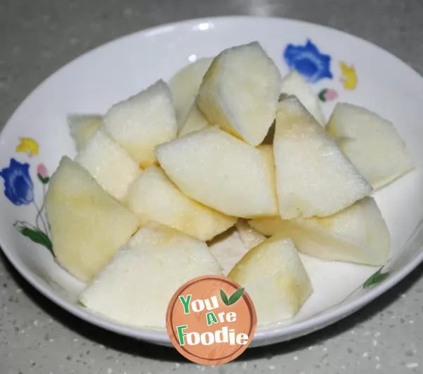 Crystal sugar pear tremella soup for relieving cough and moistening lung