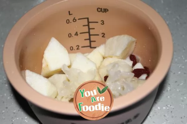 Crystal sugar pear tremella soup for relieving cough and moistening lung