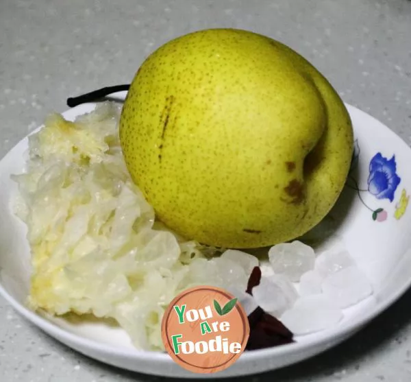 Crystal sugar pear tremella soup for relieving cough and moistening lung