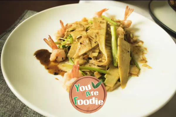 Shrimp with spring bamboo shoots in black pepper sauce