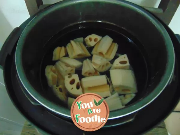 Spare ribs and lotus root soup