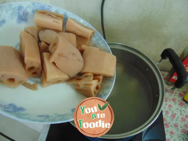 Spare ribs and lotus root soup