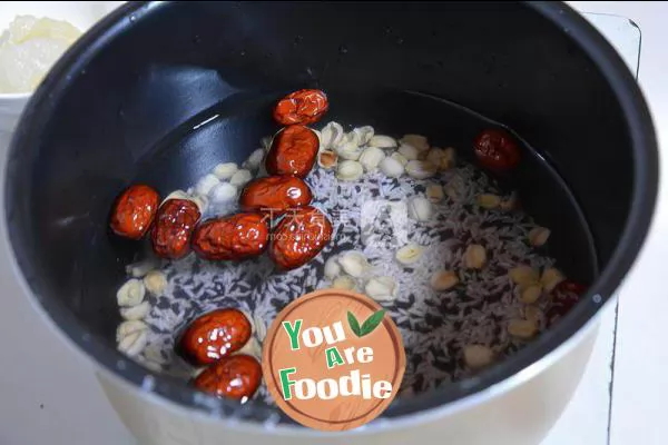 Black rice porridge with red dates and lotus seeds
