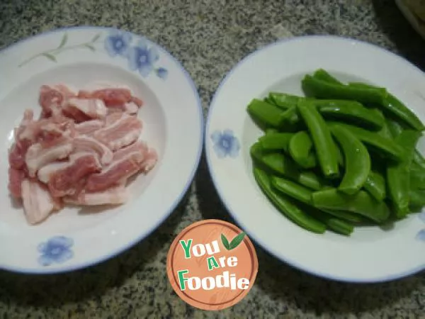 Fried sweet beans with streaky pork