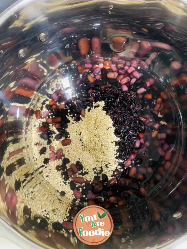 Bean, rice and wheat porridge