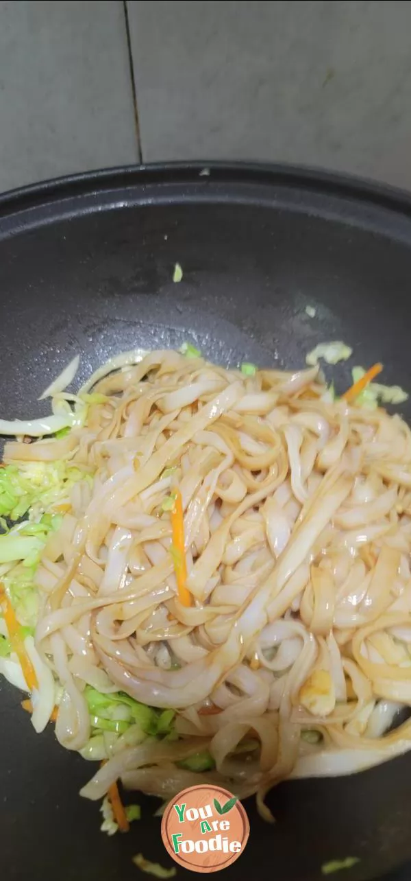 Fried rice noodles with cabbage