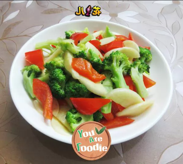 Fried broccoli with red pepper and water bamboo