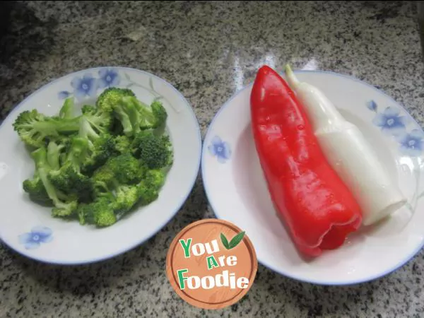 Fried broccoli with red pepper and water bamboo