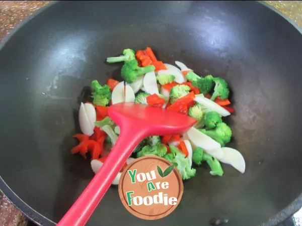 Fried broccoli with red pepper and water bamboo
