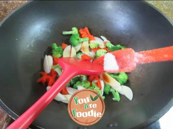 Fried broccoli with red pepper and water bamboo