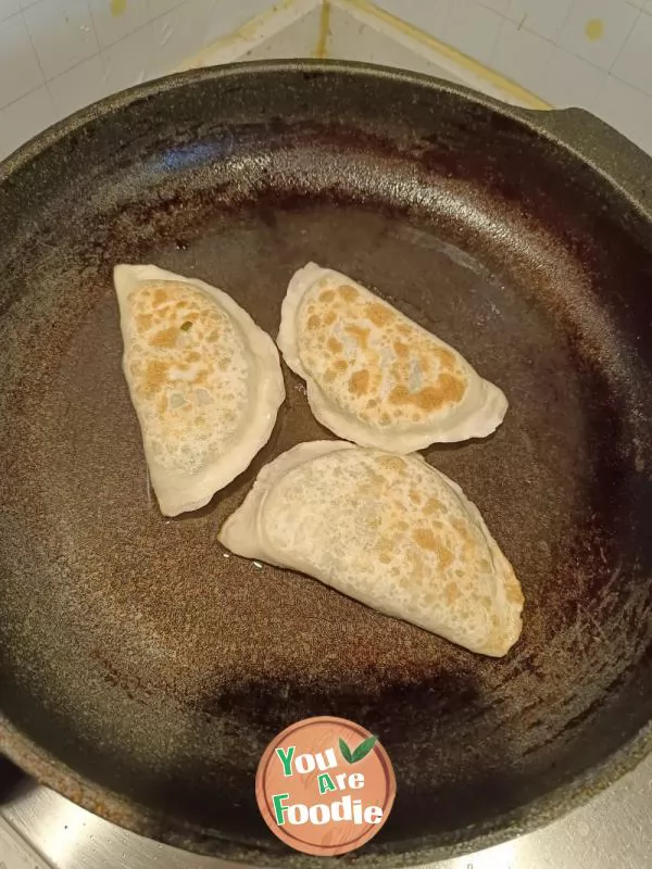 Fried Chinese leek dumplings