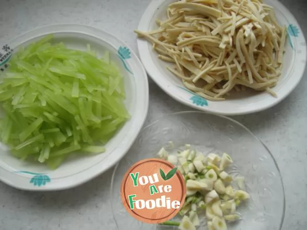 Fried lettuce with bean skin