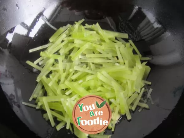 Fried lettuce with bean skin