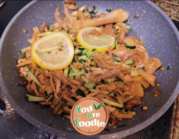 Shredded chicken with lemon