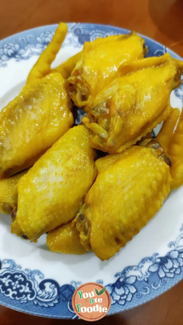 Baked chicken wings and chicken feet with salt