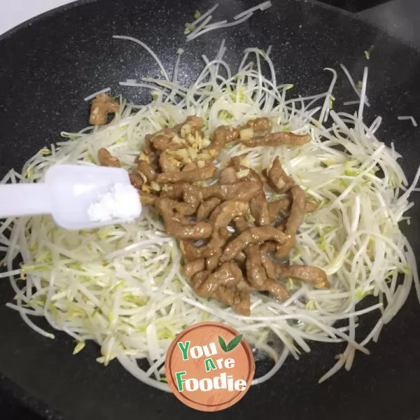 Fried shredded pork with bean sprouts