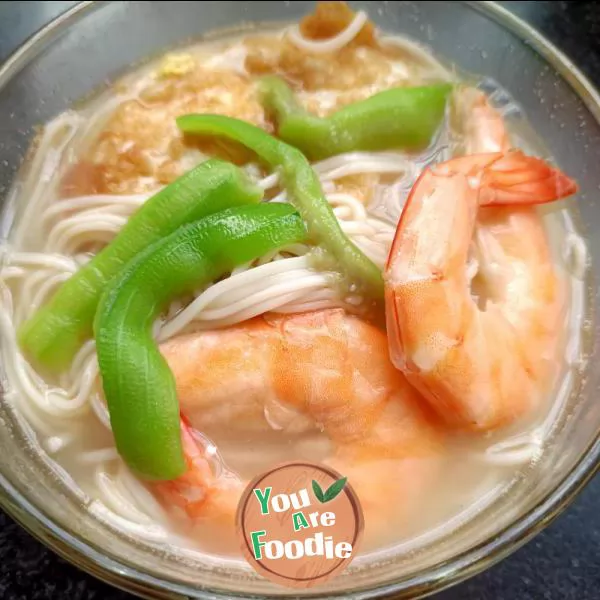Fried egg with shrimp and towel gourd noodles
