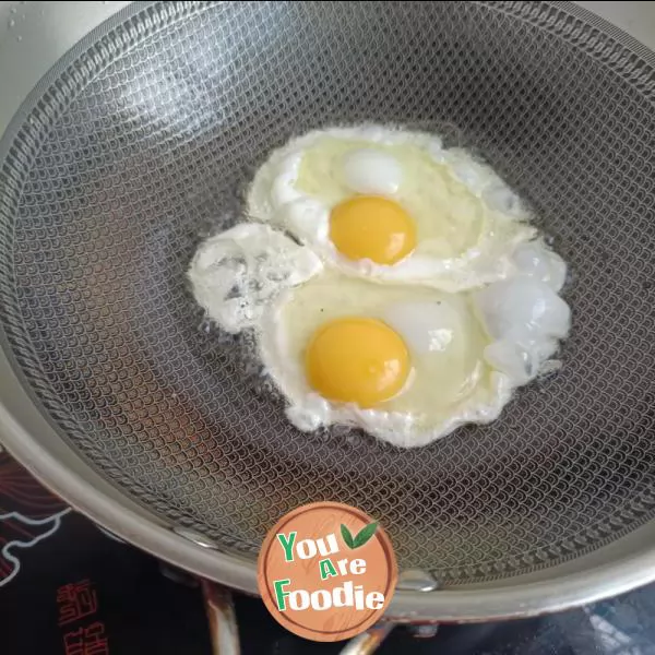 Fried egg with shrimp and towel gourd noodles