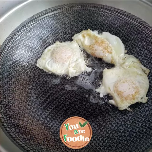 Fried egg with shrimp and towel gourd noodles