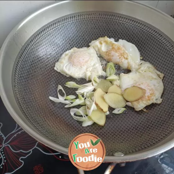 Fried egg with shrimp and towel gourd noodles