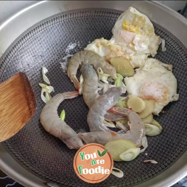 Fried egg with shrimp and towel gourd noodles