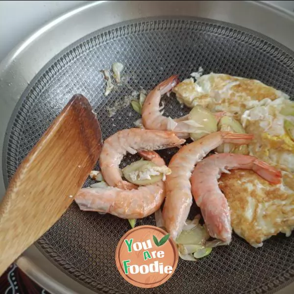 Fried egg with shrimp and towel gourd noodles